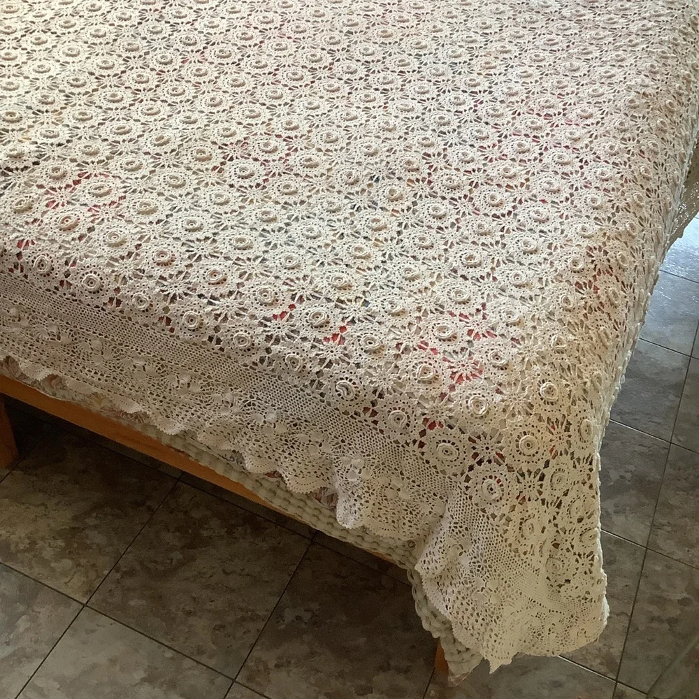 Antique Vintage Ecru Cream Crocheted Scallop Edge Coverlet Bedspread